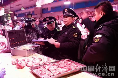 北京市丰台区食药监局工作人员对肉类销售摊点进行取样.